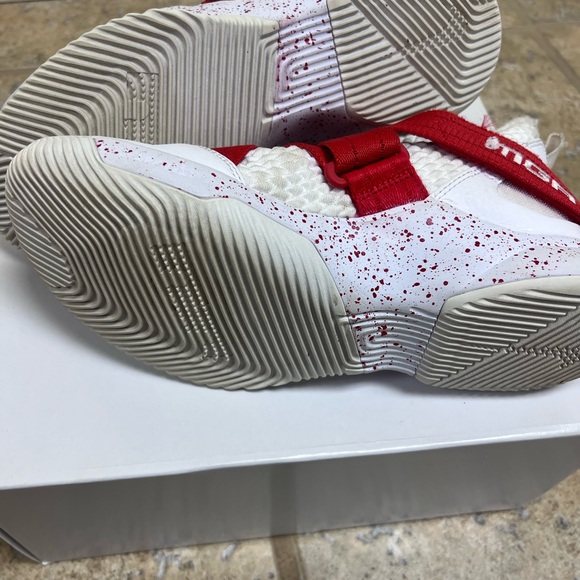 Nike Men’s Lebron Soldier Team Red and White Sneakers - Picture 6 of 7